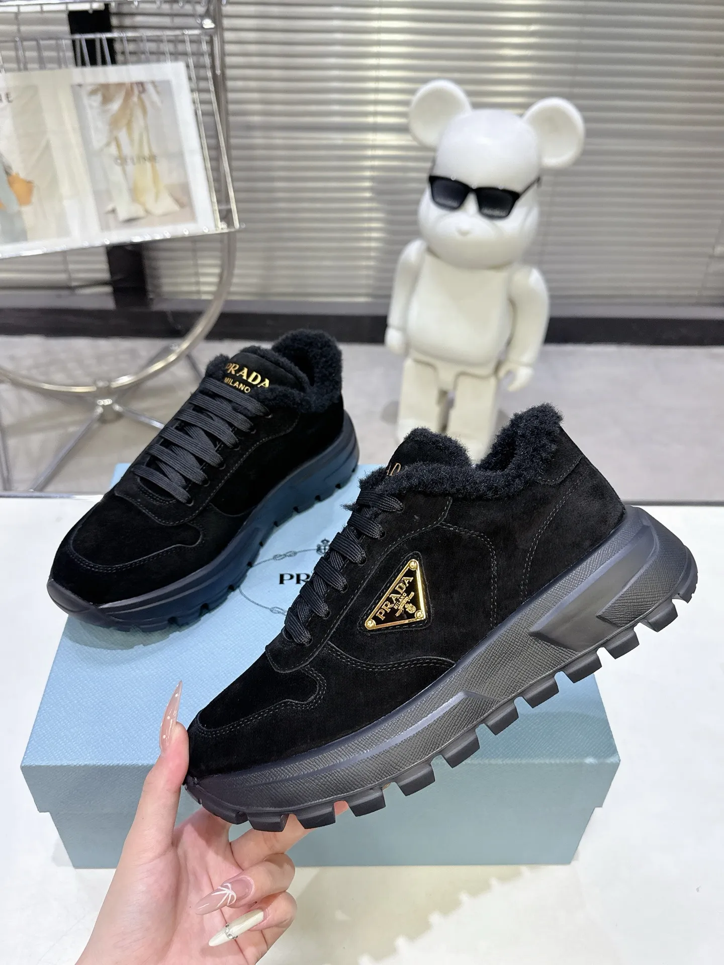 👟👟Ex-factory price 600👟👟 PRADA ²⁰²5 𝐬𝐬Prada’s new product comes with strength! ❣️Many Internet celebrities have the same style, fashionable and versatile nice items, original shoes are developed and purchased from Italian counters, and are reproduced 1:1 according to the original taste. This year’s theme is not to be defined, embodying texture through simplicity💛From thick-soled sneakers to zigzag short boots to 2025 flat shoes, everything reveals a sure-fire momentum... It combines gentleness and handsomeness, the finishing touch for women❤️ Wear-resistant and ultra-light two-color outsole. ⚛Size: Women's 35-40 ⚛Size: Men's 39-45 Original packaging accessories. ⚛